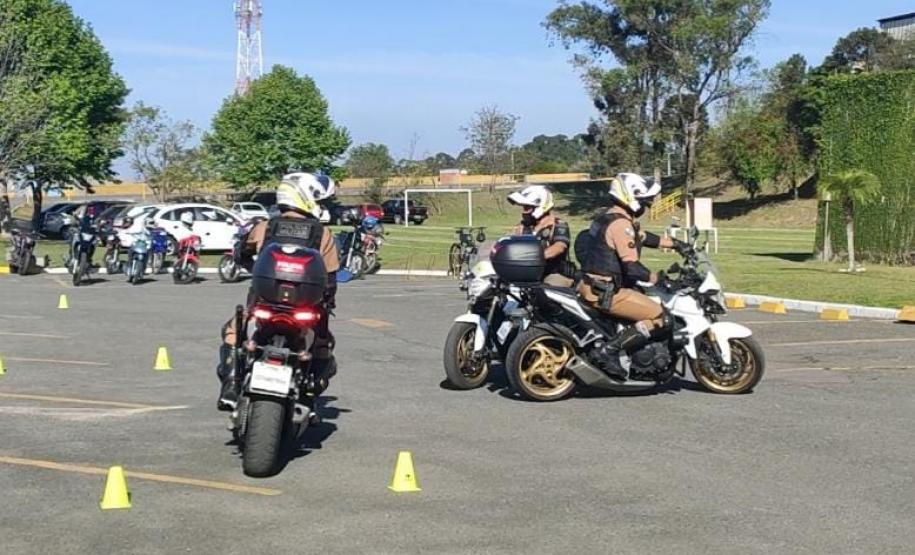 BPTran faz instrução de direção defensiva com motociclistas durante a Semana Nacional de Trânsito