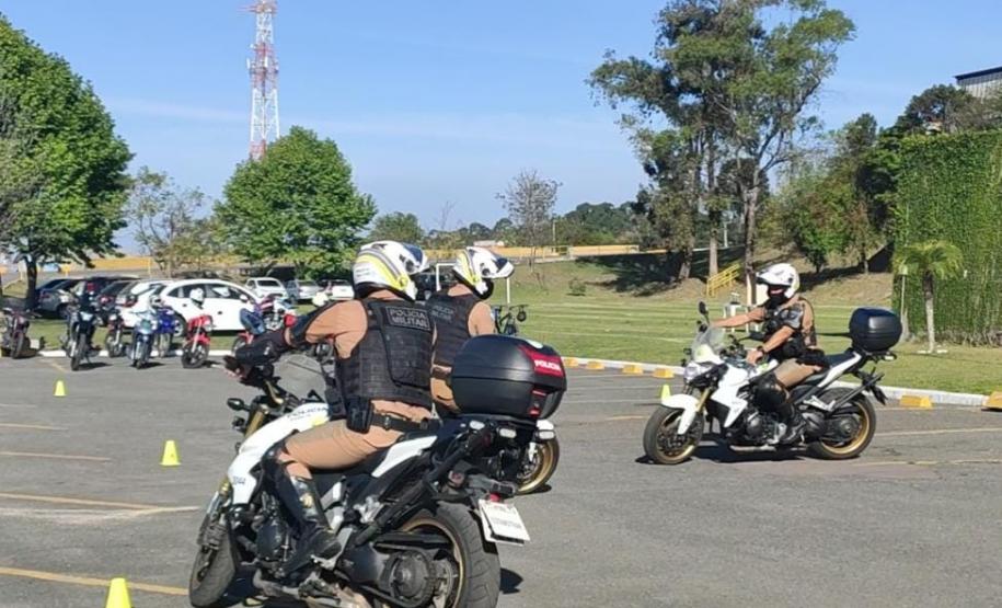 BPTran faz instrução de direção defensiva com motociclistas durante a Semana Nacional de Trânsito