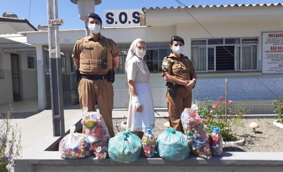 Batalhão da PM entrega centenas de tampinhas para a Campanha Tampinha Solidária em Guarapuava (PR)