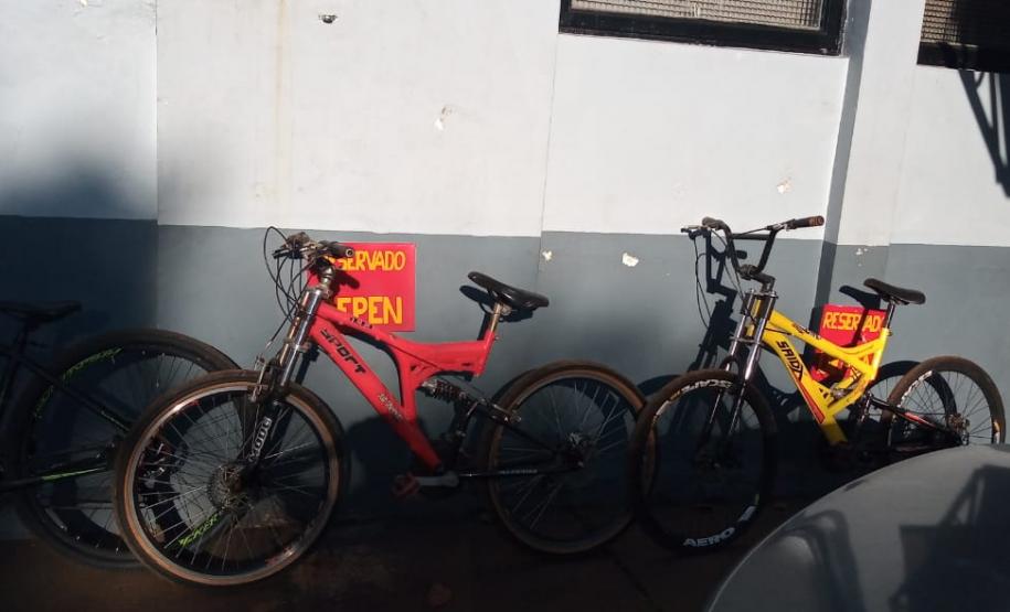 No Oeste do estado, PM prende seis pessoas e apreende uma arma de fogo