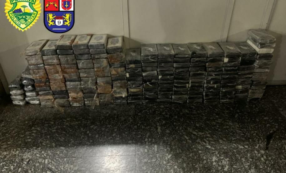 PM intercepta carga de 218 quilos de cocaína que iria para o Porto de Paranaguá; quatro são presos