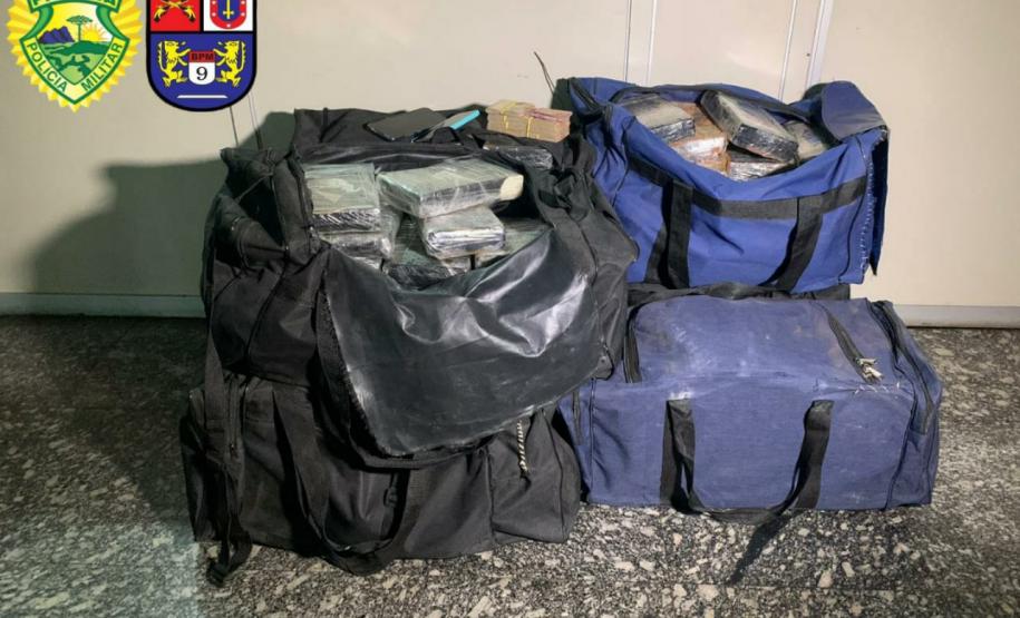 PM intercepta carga de 218 quilos de cocaína que iria para o Porto de Paranaguá; quatro são presos
