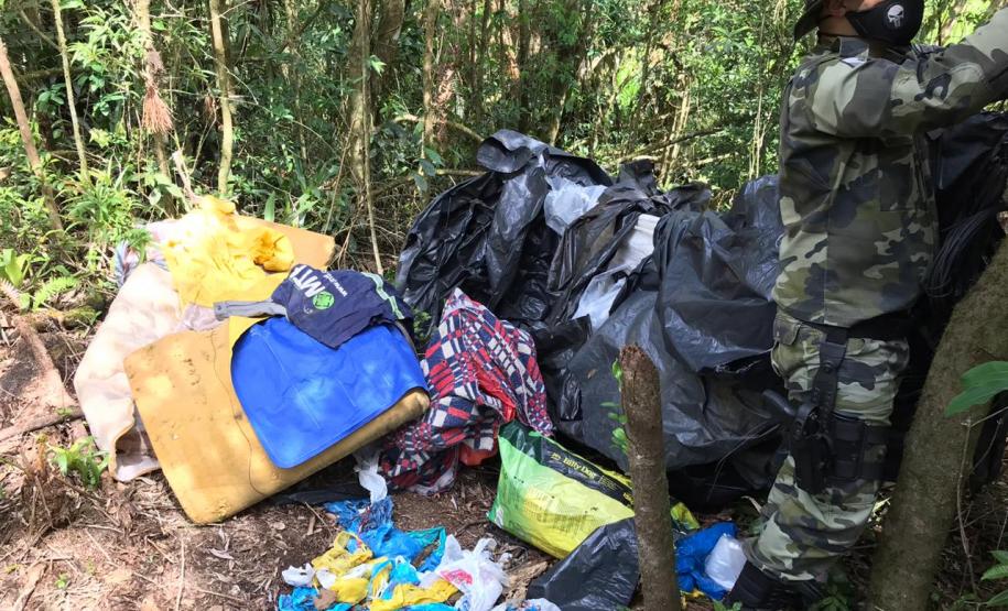 No final de semana, BPAmb-FV apreende arma de fogo, 800 caixas de cigarros contrabandeados e galos de rinha em situações distintas