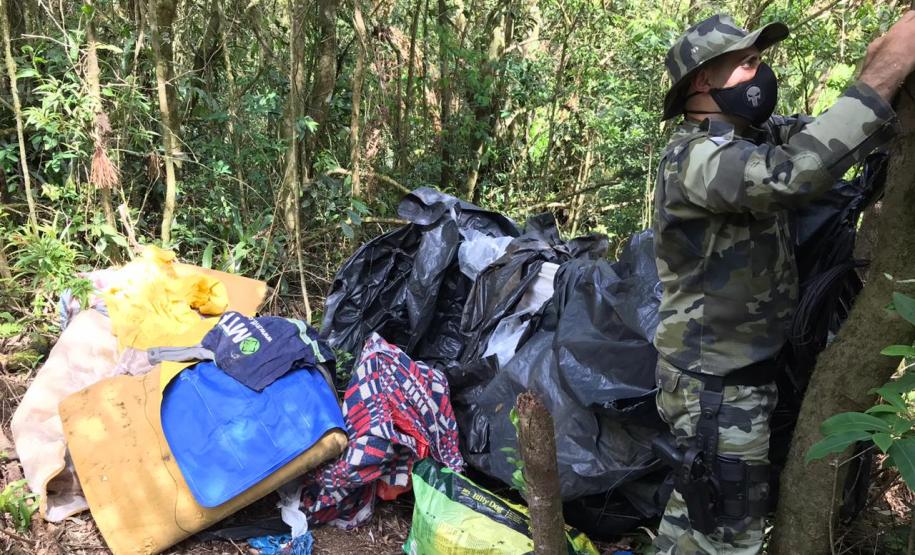 No final de semana, BPAmb-FV apreende arma de fogo, 800 caixas de cigarros contrabandeados e galos de rinha em situações distintas