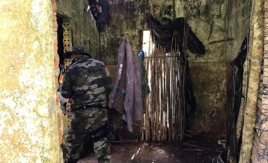 No final de semana, BPAmb-FV apreende arma de fogo, 800 caixas de cigarros contrabandeados e galos de rinha em situações distintas