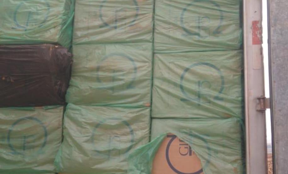 No final de semana, BPAmb-FV apreende arma de fogo, 800 caixas de cigarros contrabandeados e galos de rinha em situações distintas