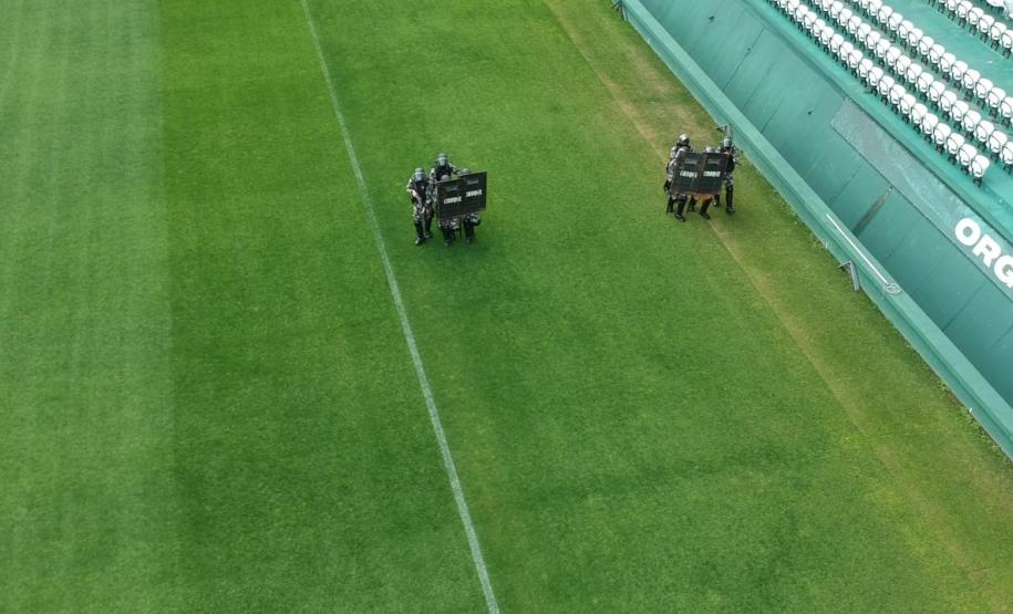 Companhia de Choque faz treinamento no estádio Couto Pereira, em Curitiba