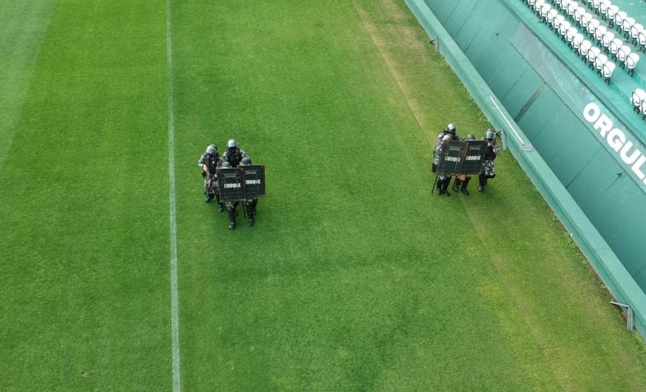 Companhia de Choque faz treinamento no estádio Couto Pereira, em Curitiba