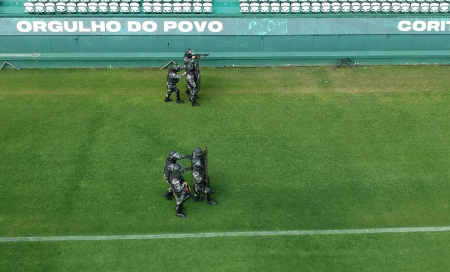 Companhia de Choque faz treinamento no estádio Couto Pereira, em Curitiba