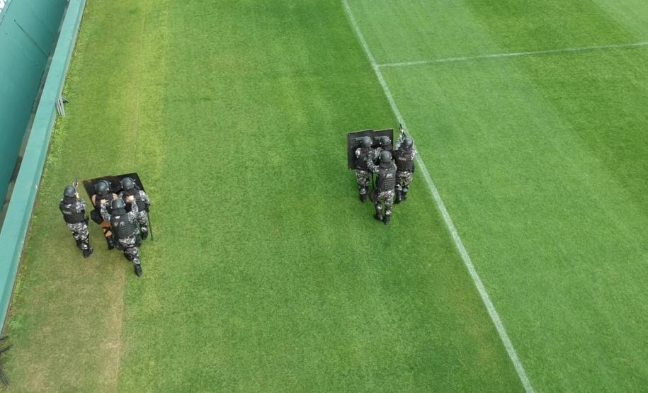 Companhia de Choque faz treinamento no estádio Couto Pereira, em Curitiba