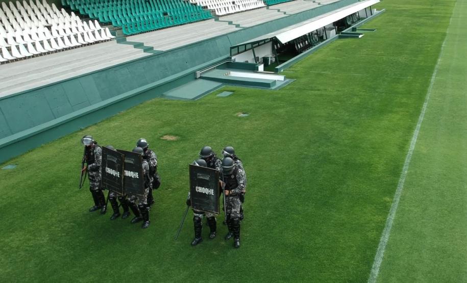 Companhia de Choque faz treinamento no estádio Couto Pereira, em Curitiba