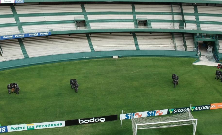 Companhia de Choque faz treinamento no estádio Couto Pereira, em Curitiba