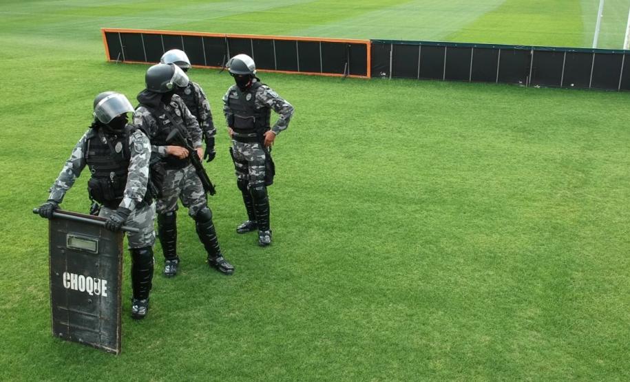 Companhia de Choque faz treinamento no estádio Couto Pereira, em Curitiba