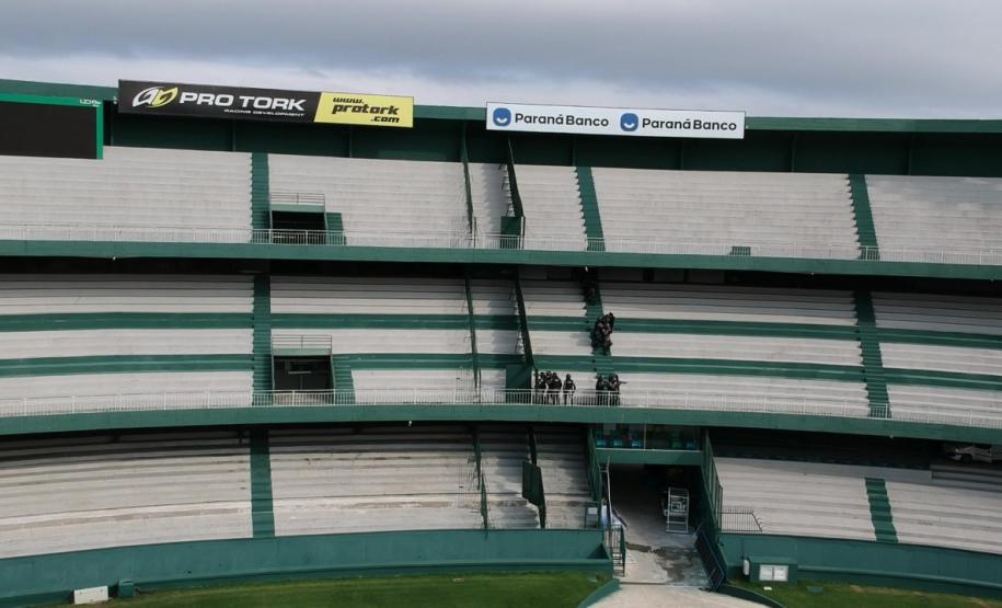 Companhia de Choque faz treinamento no estádio Couto Pereira, em Curitiba
