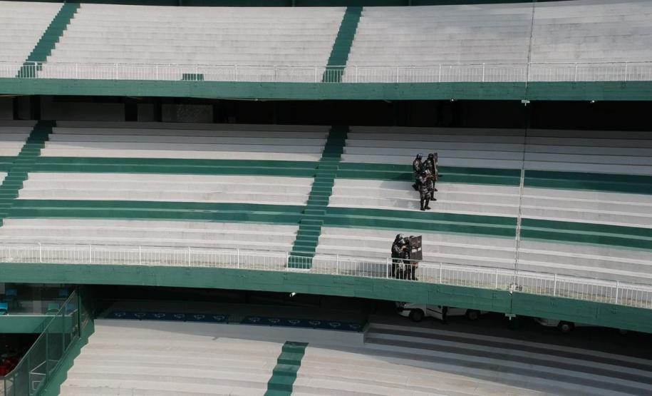 Companhia de Choque faz treinamento no estádio Couto Pereira, em Curitiba