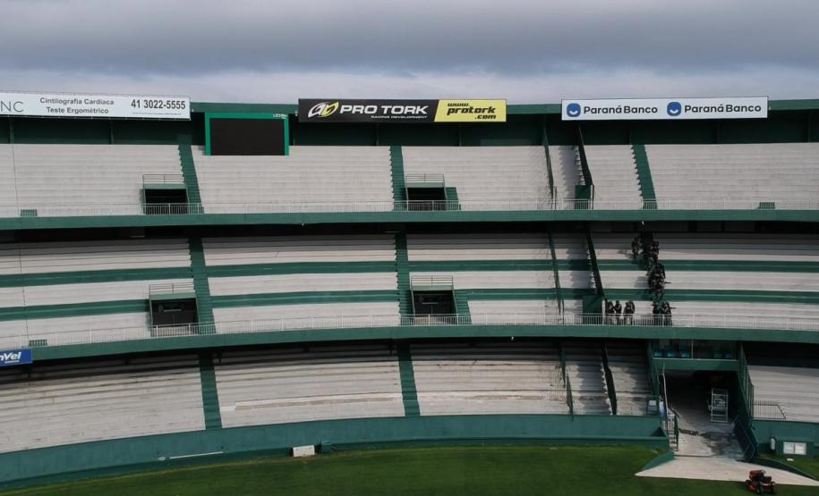 Companhia de Choque faz treinamento no estádio Couto Pereira, em Curitiba