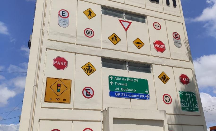 BPTran cria mosaico com placas de sinalização de trânsito para caracterizar identidade visual da unidade