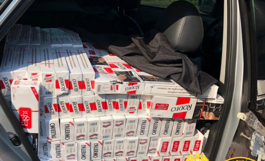 BPRv apreende dois carros carregados com três mil cigarros e dois equipados com rádio transmissor no Paraná