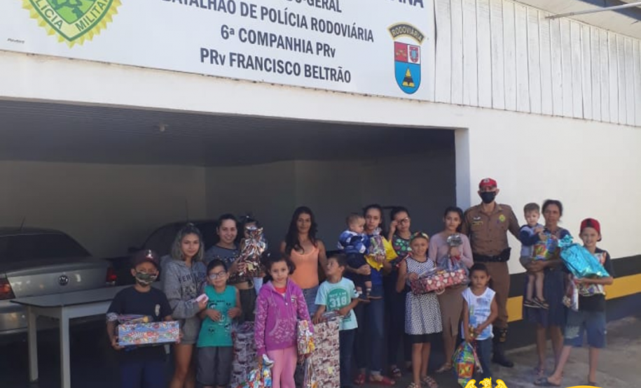 Policiais militares rodoviários entregam presentes para crianças no Noroeste e Sudoeste do estado