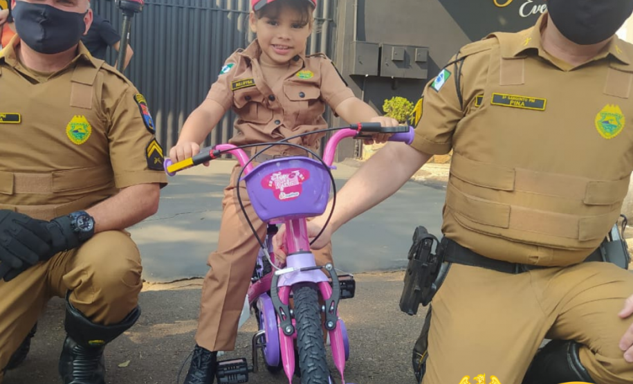 Policiais militares rodoviários entregam presentes para crianças no Noroeste e Sudoeste do estado