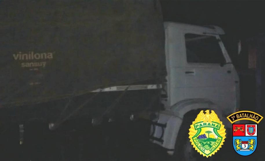 Em Mangueirinha (PR), policiais militares apreenderam caminhão carregado com madeira de Araucária
