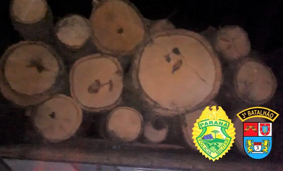 Em Mangueirinha (PR), policiais militares apreenderam caminhão carregado com madeira de Araucária