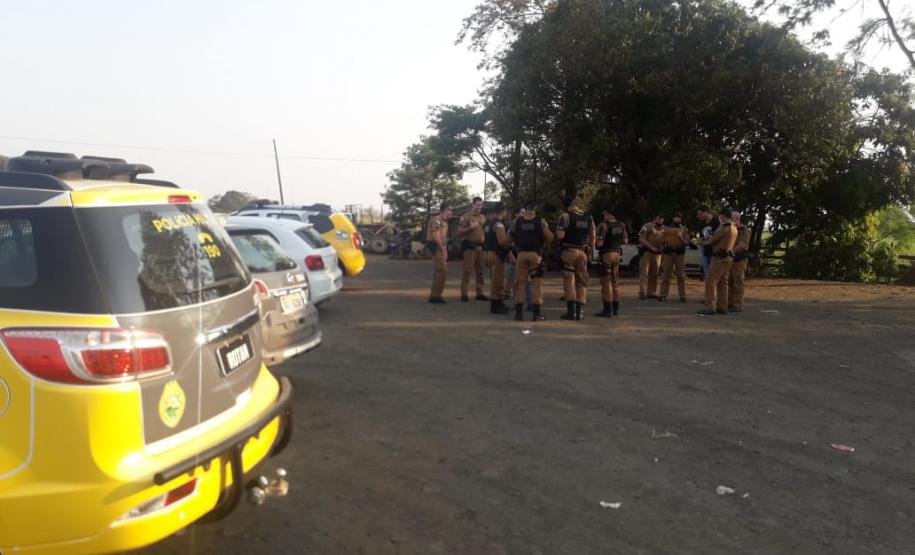 Nos Campos Gerais, PM desencadeia operação, prende duas pessoas e apreende arma de fogo, drogas e dinheiro