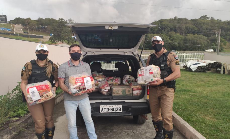 BPTran entrega 200 quilos de alimentos arrecadas por grupo sertanejo durante live