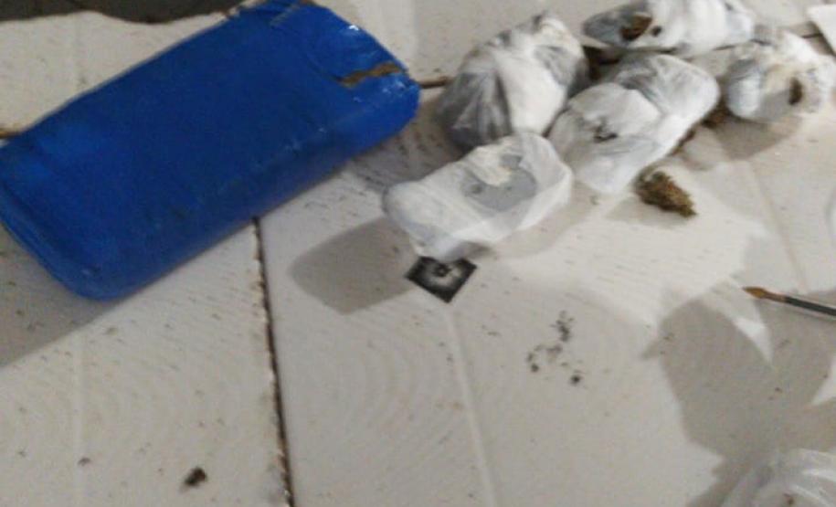 Em Piraquara, na RMC, PM prende dois homens e apreende máquina caça-níquel e quase um quilo de maconha