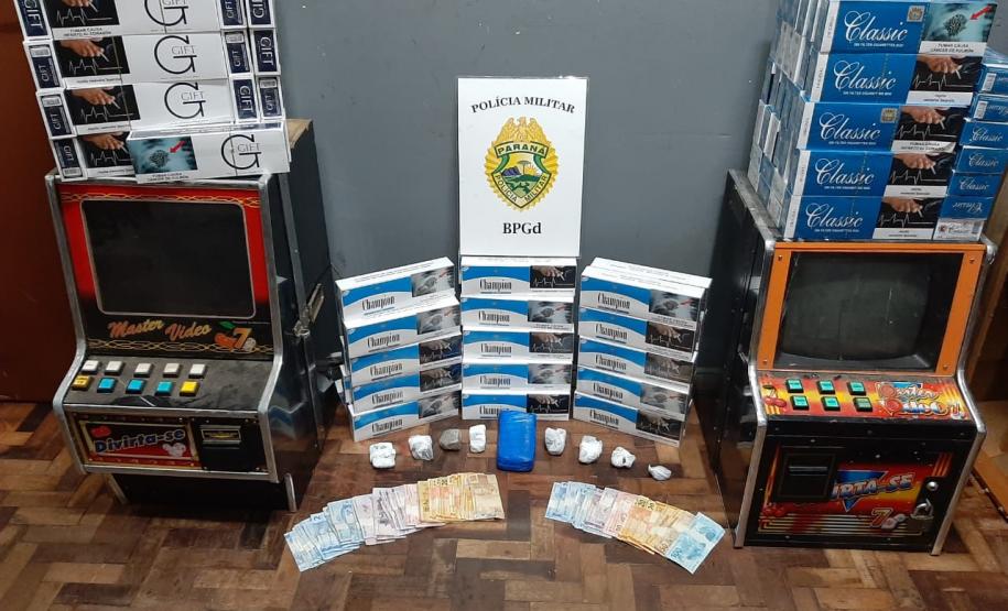 Em Piraquara, na RMC, PM prende dois homens e apreende máquina caça-níquel e quase um quilo de maconha