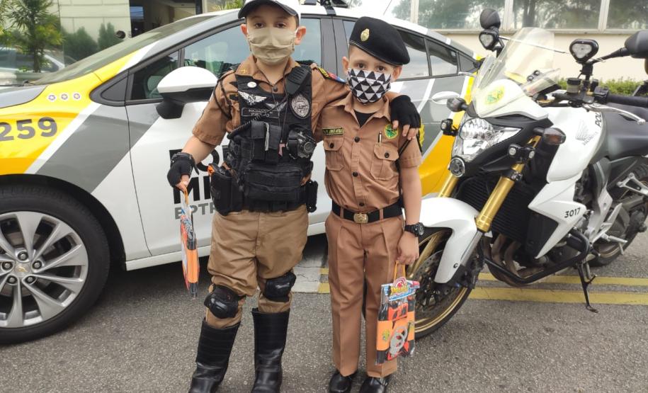 Fãs mirins do Batalhão de Trânsito da PM fazem visita e recebem presente dos policiais militares