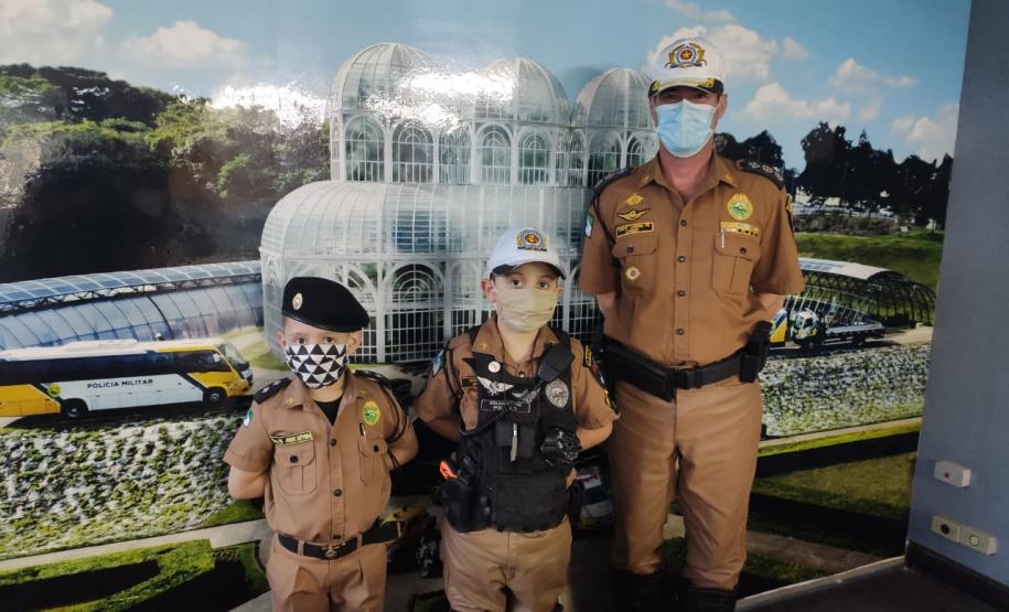 Fãs mirins do Batalhão de Trânsito da PM fazem visita e recebem presente dos policiais militares