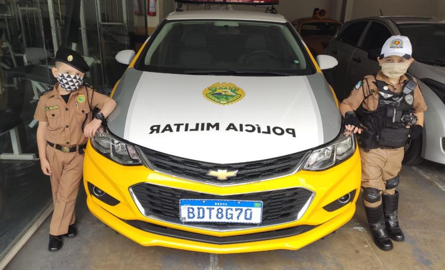 Fãs mirins do Batalhão de Trânsito da PM fazem visita e recebem presente dos policiais militares