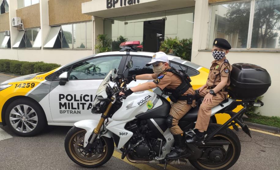 Fãs mirins do Batalhão de Trânsito da PM fazem visita e recebem presente dos policiais militares