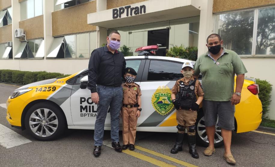 Fãs mirins do Batalhão de Trânsito da PM fazem visita e recebem presente dos policiais militares