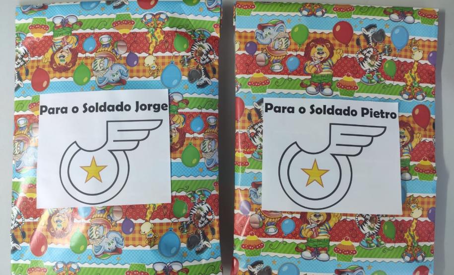 Fãs mirins do Batalhão de Trânsito da PM fazem visita e recebem presente dos policiais militares