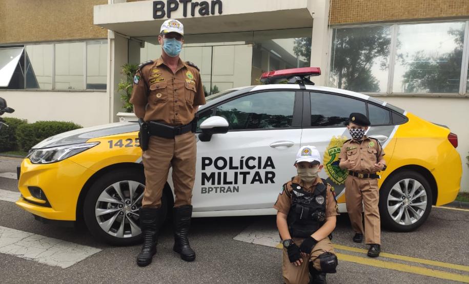 Fãs mirins do Batalhão de Trânsito da PM fazem visita e recebem presente dos policiais militares