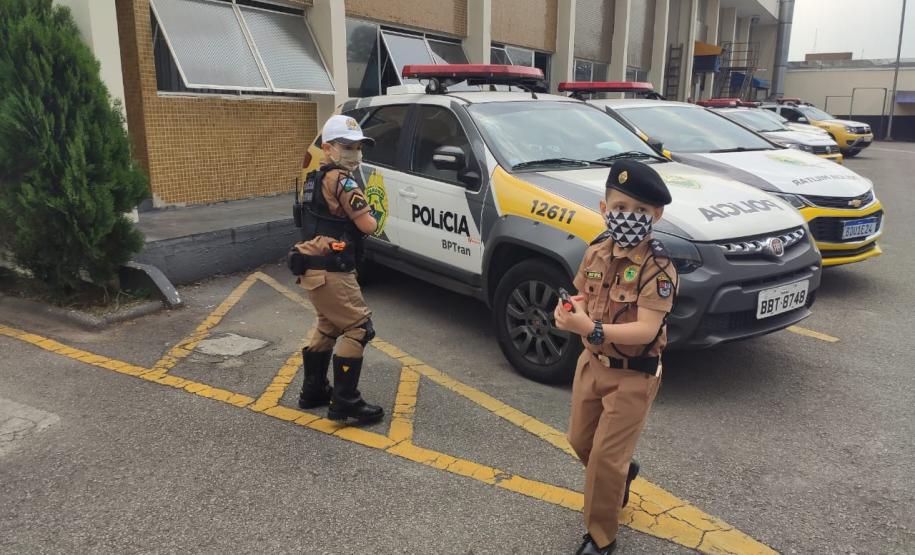 Fãs mirins do Batalhão de Trânsito da PM fazem visita e recebem presente dos policiais militares