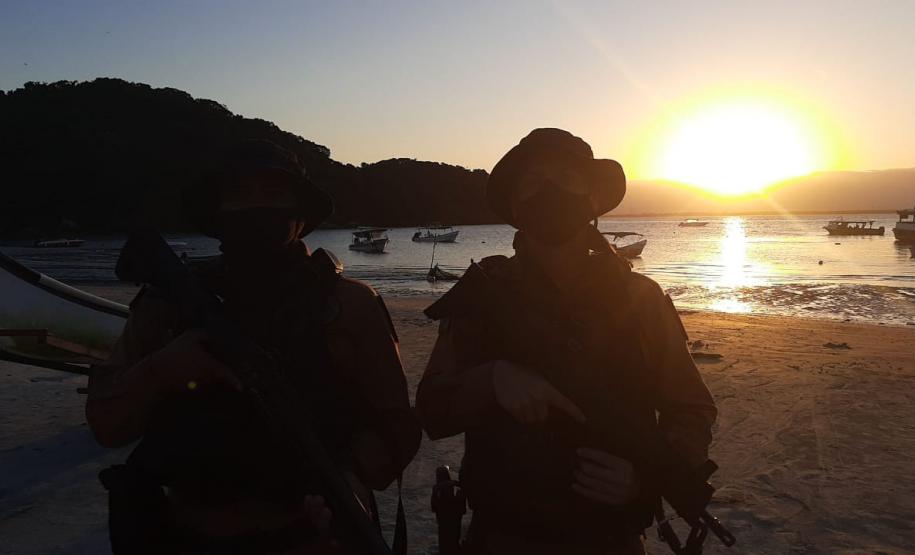 Policiais militares salvam três pessoas que caíram de jet-ski no Canal da Galeta, no Litoral do estado