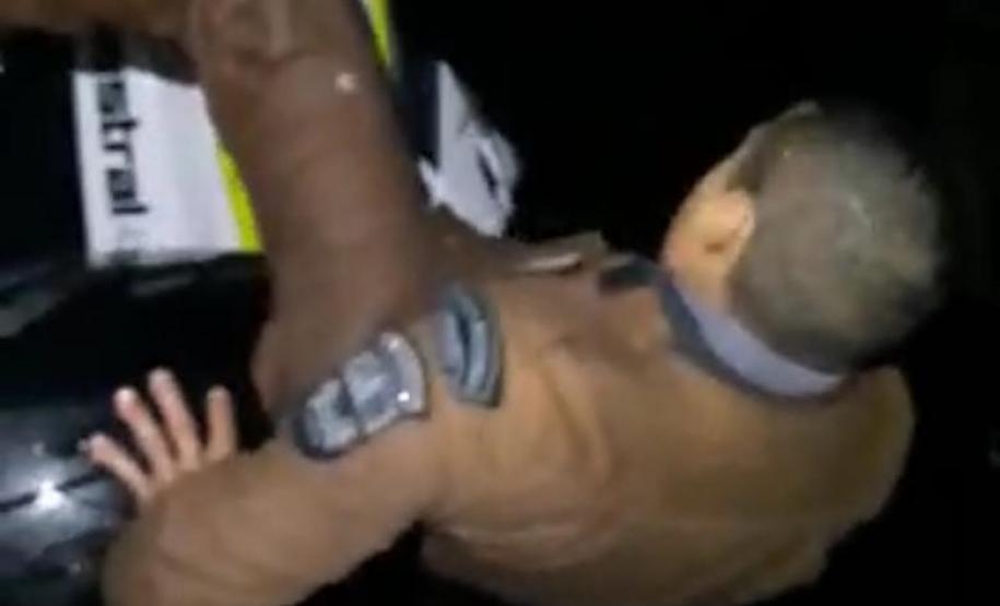 Policiais militares salvam três pessoas que caíram de jet-ski no Canal da Galeta, no Litoral do estado