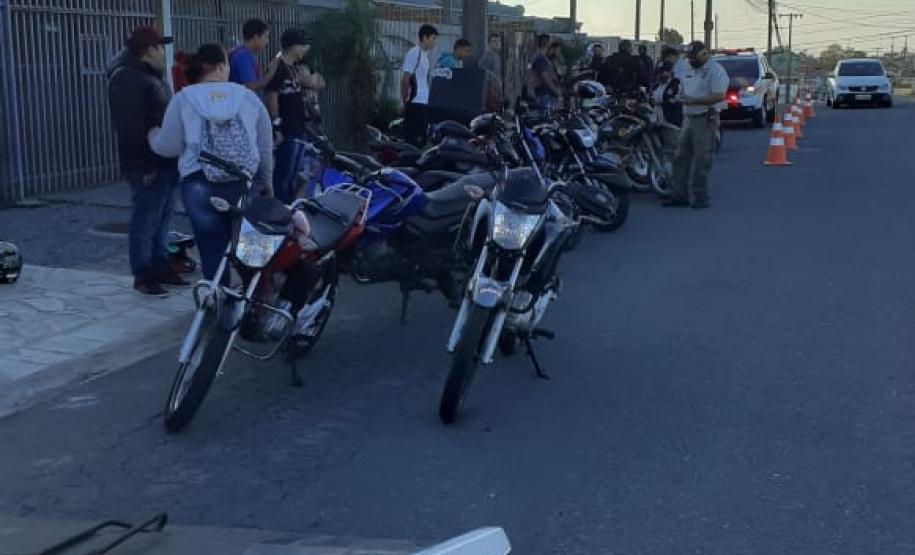 Na RMC, PM prende duas pessoas e apreende mais de um quilo de maconha e duas motocicletas