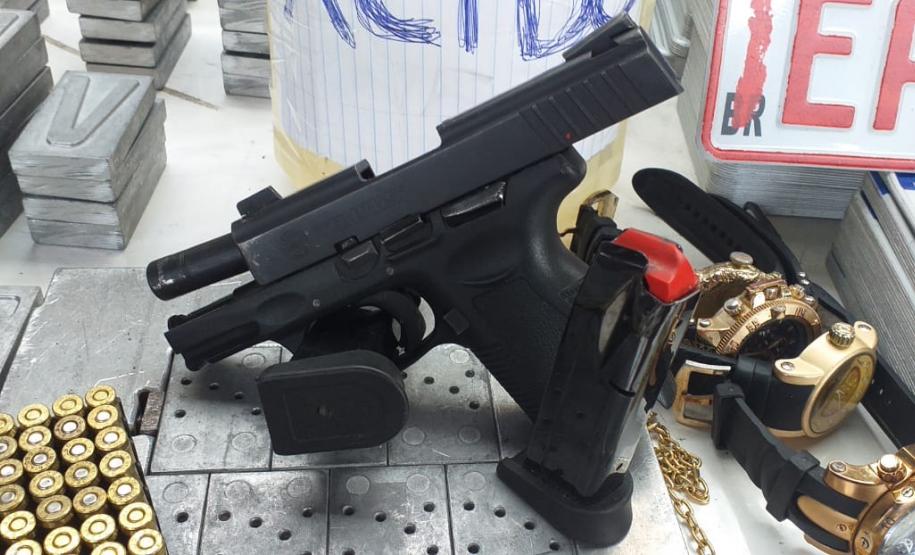 PM descobre fábrica de placas clonadas e prende homem após fuga na RMC