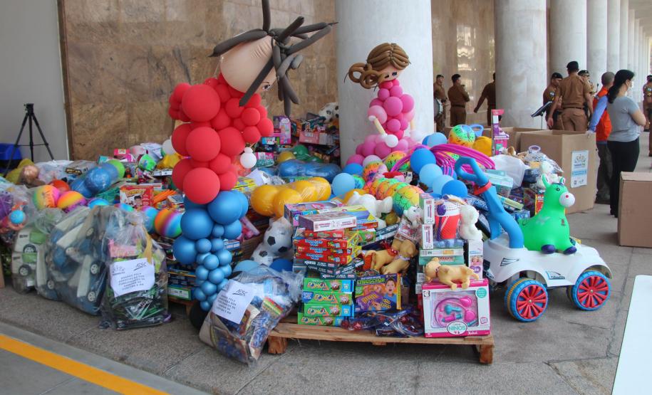 Polícia Militar doa quase 500 brinquedos a campanha Paraná Piá do Governo do Estado
