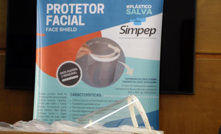 Comandante-Geral da PM recebe doação de 5 mil máscaras e face shields