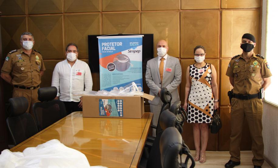 Comandante-Geral da PM recebe doação de 5 mil máscaras e face shields