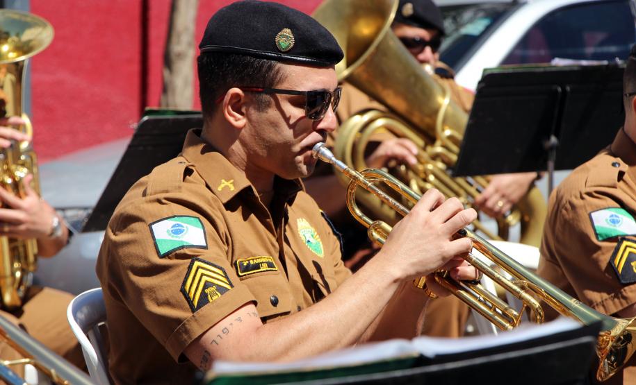 Banda da PM faz apresentação para pacientes do Hospital Pequeno Príncipe em comemoração ao Dia das Crianças