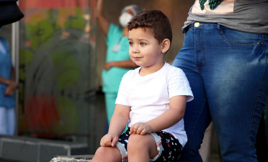 Banda da PM faz apresentação para pacientes do Hospital Pequeno Príncipe em comemoração ao Dia das Crianças