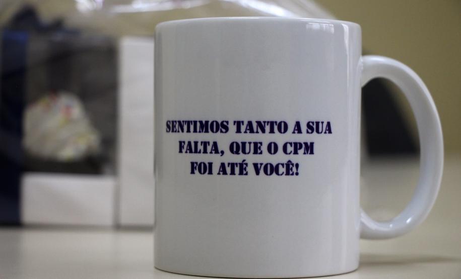 Colégio da Polícia Militar presta homenagem aos professores com entrega de mimo em casa