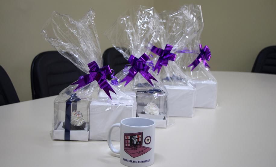 Colégio da Polícia Militar presta homenagem aos professores com entrega de mimo em casa