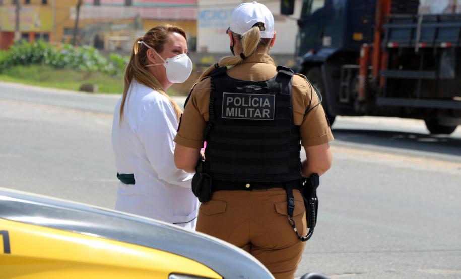 Policiais femininas fazem blitz de conscientização sobre prevenção ao câncer de mama em rodovia da RMC